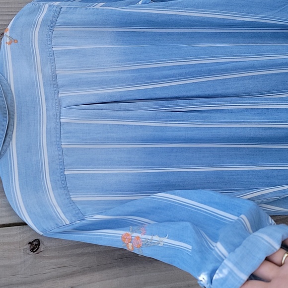 Ali Miles jean top with embroidered flower - Picture 8 of 10